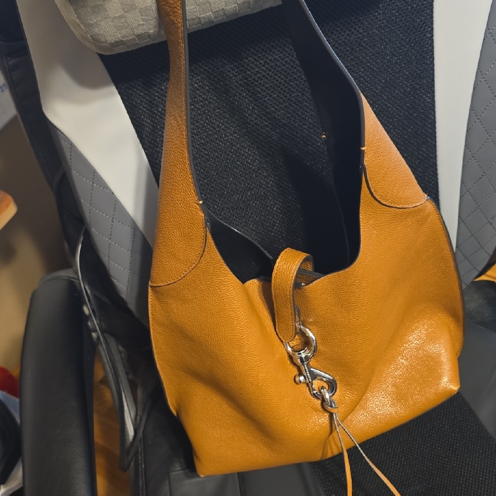 Elegant Tan Leather Shoulder Bag